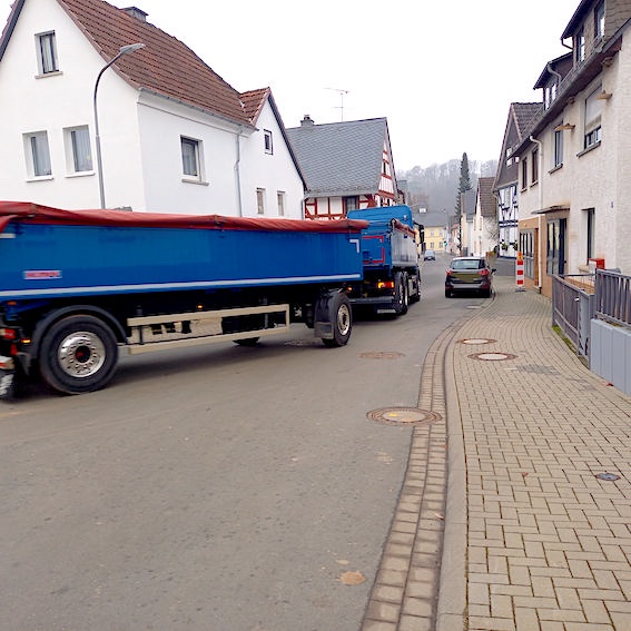Wolfsgasse führt zum Weidfeldsweg